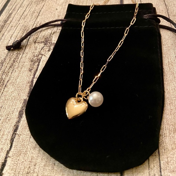 NWT! 🤎Beautiful golden chain necklace with faux pearl and puffed heart pendants - Picture 12 of 15